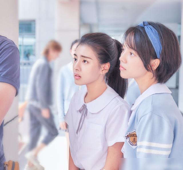 姑娘教外交官吃西餐，哪想吃饭和打仗一样，左手刀右手枪游戏画面
